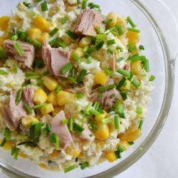 Sałatka z tuńczykiem, ryżem i kukurydzą